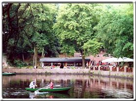 Gondelteich mit Kähnen vor dem Biergarten